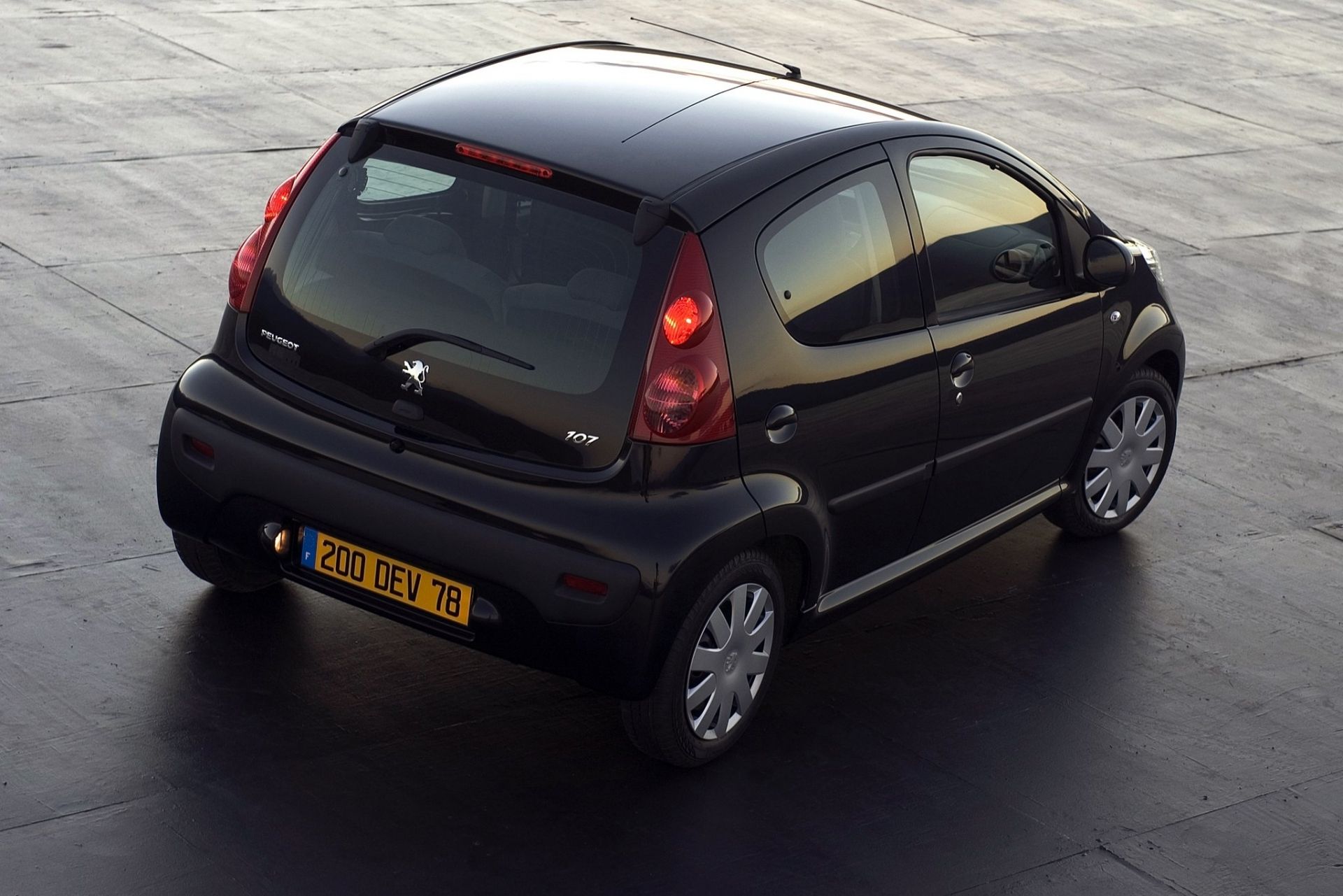 Машина Peugeot 107