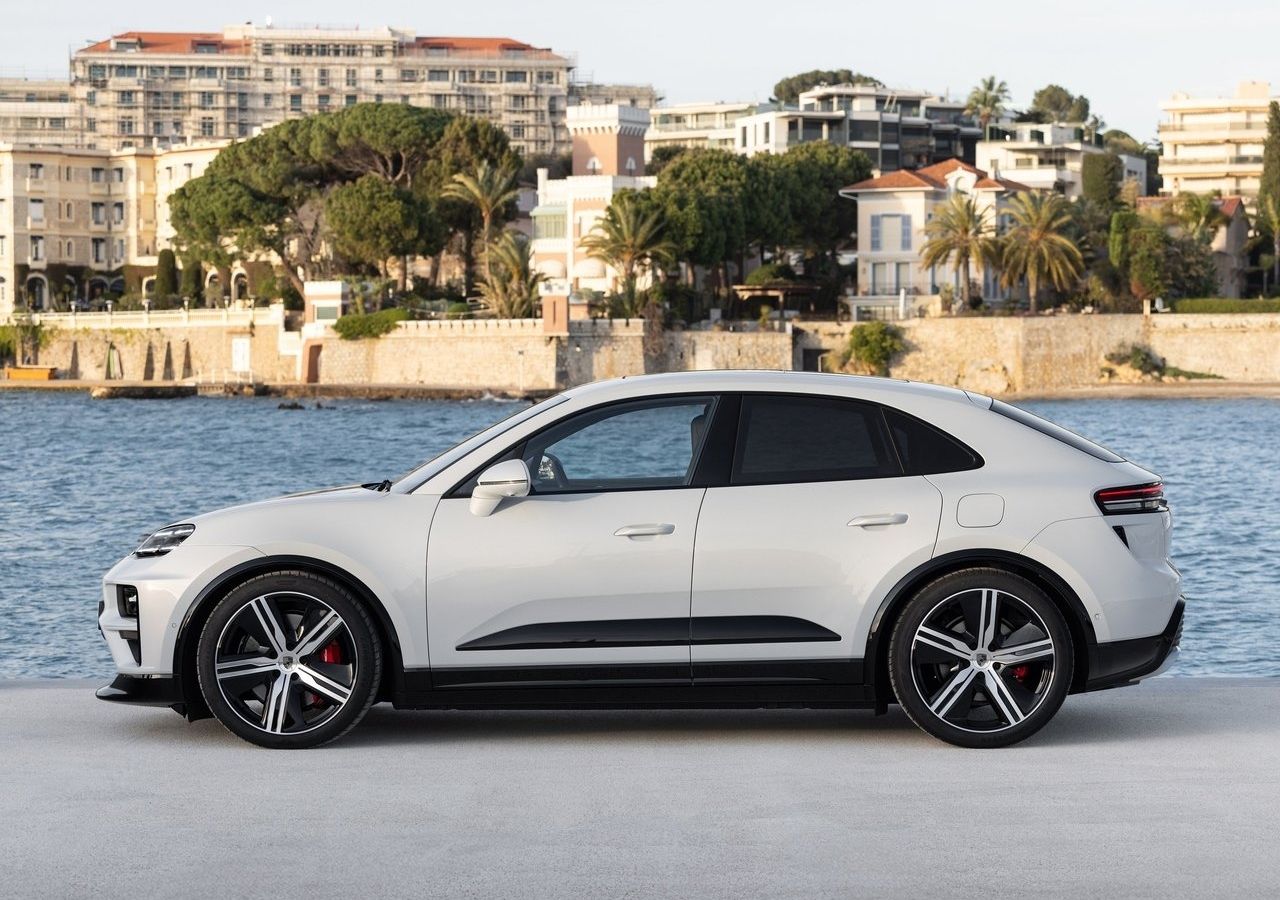白いポルシェ Macan Electricを横から見たサイドシルエット