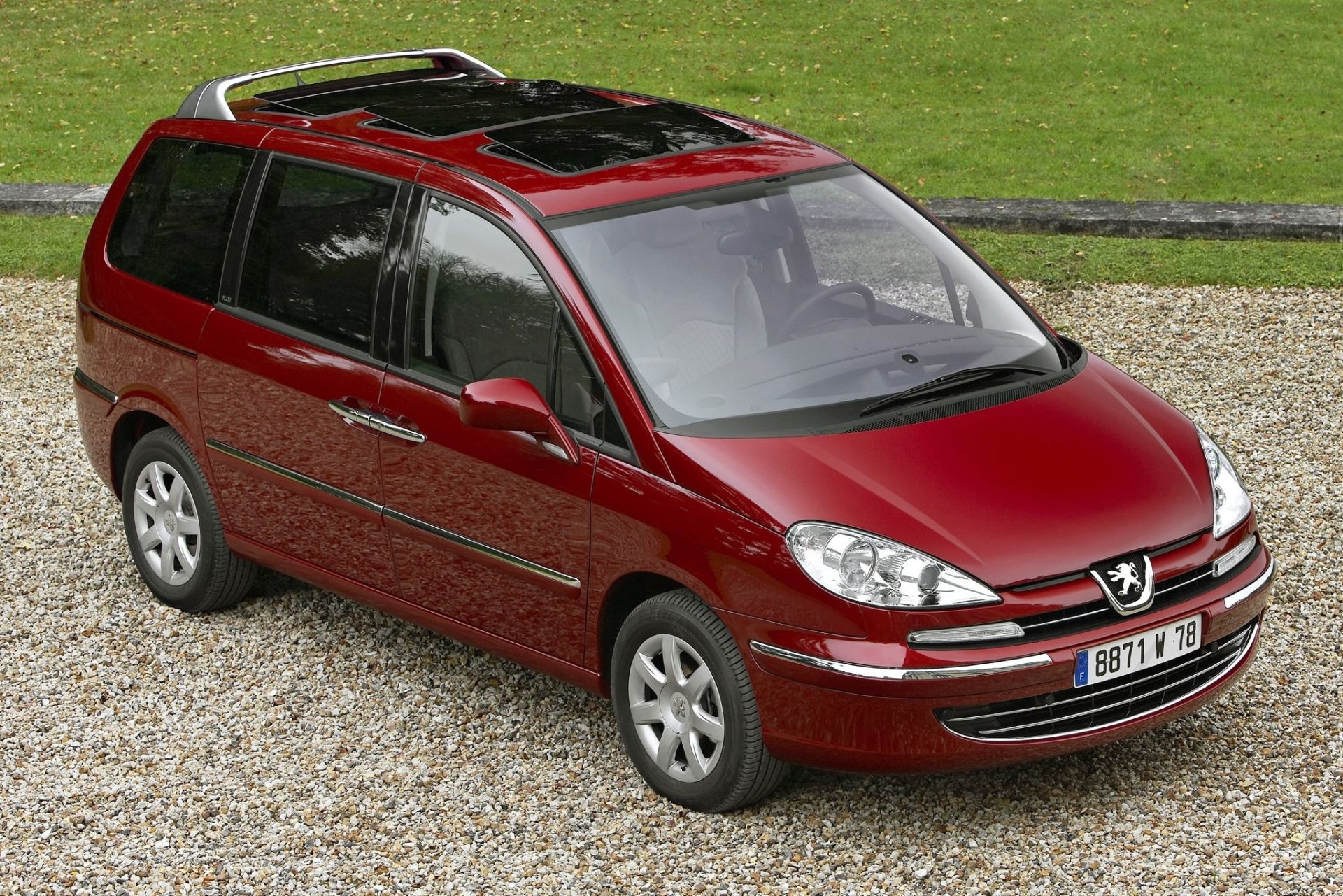 Peugeot представил обновленный минивен 807