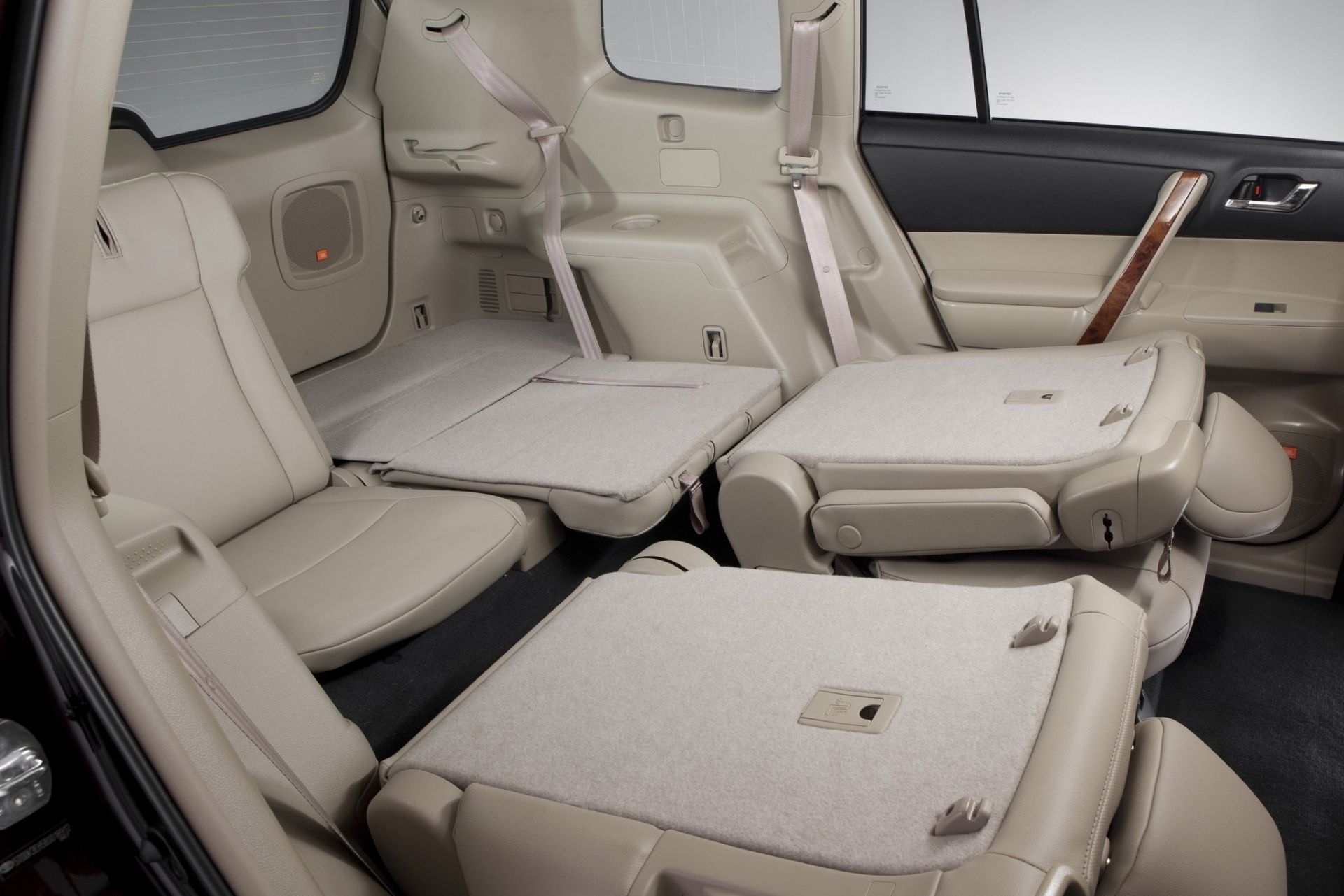 Toyota highlander 7 местный. Toyota highlander 7 местный. Тойота хайлендер 2019 багажник. Toyota highlander 2010 салон. Тойота хайлендер места.