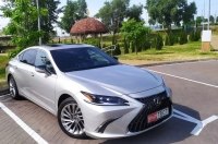 Lexus ES 300h. Чому це останній японський преміум седан