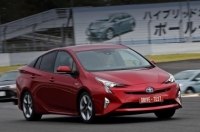 Медленно водим гибрид Toyota Prius по треку Fuji Speedway