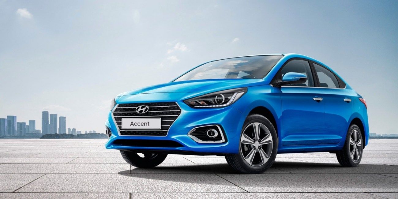 Hyundai accent на белом фоне