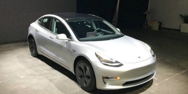  ?:  Tesla Model 3   