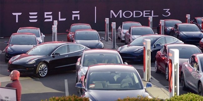 Tesla    Model 3