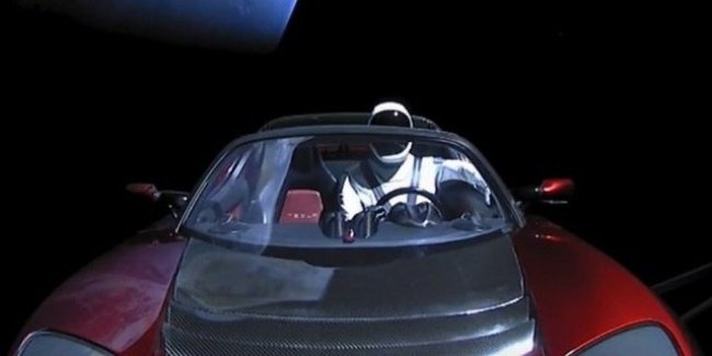 Электромобиль Tesla Roadster со скафандром вместо водителя достиг орбиты Марса