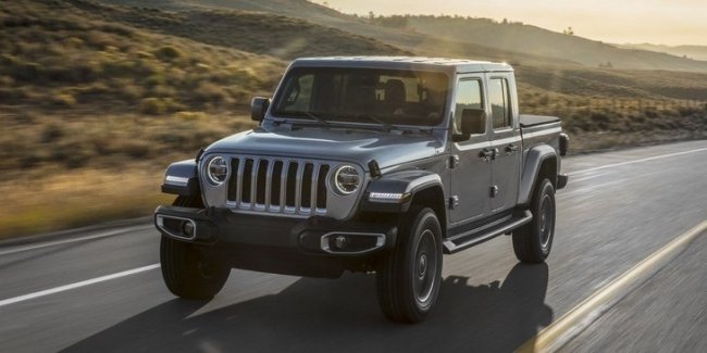 Jeep отказался от 4-цилиндрового бензинового двигателя на пикапе Gladiator