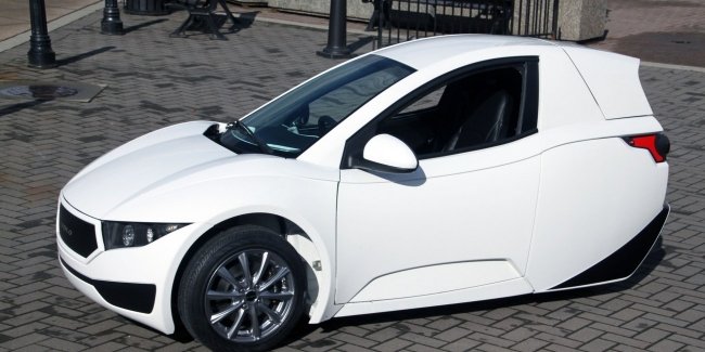 Странный трехколесный электромобиль SOLO EV вызвал неожиданный спрос у покупателей