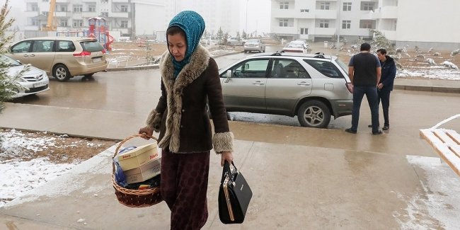В столице Туркменистана у женщин начали отбирать водительские права