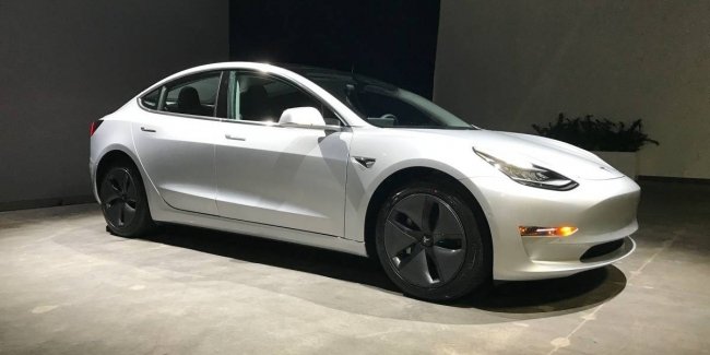 C  Tesla Model 3 -   