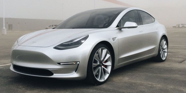 Tesla начинает поставки базового исполнения седана Model 3