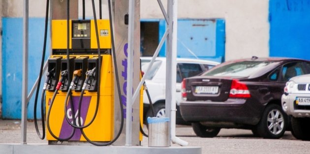 Заправить машину бензином