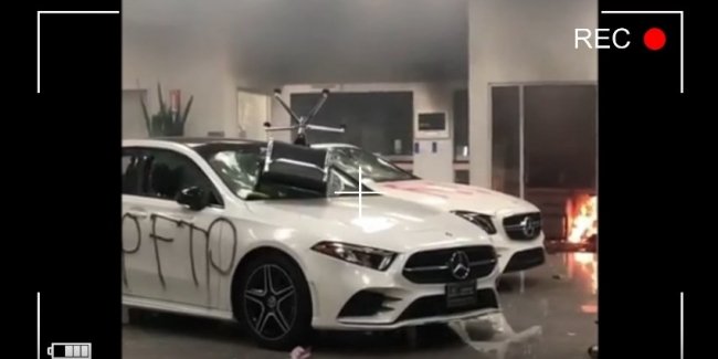 Беспорядки в США: под раздачу попал салон Mercedes-Benz (видео)