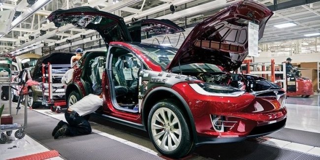 Tesla приостановит работу главного завода в Калифорнии