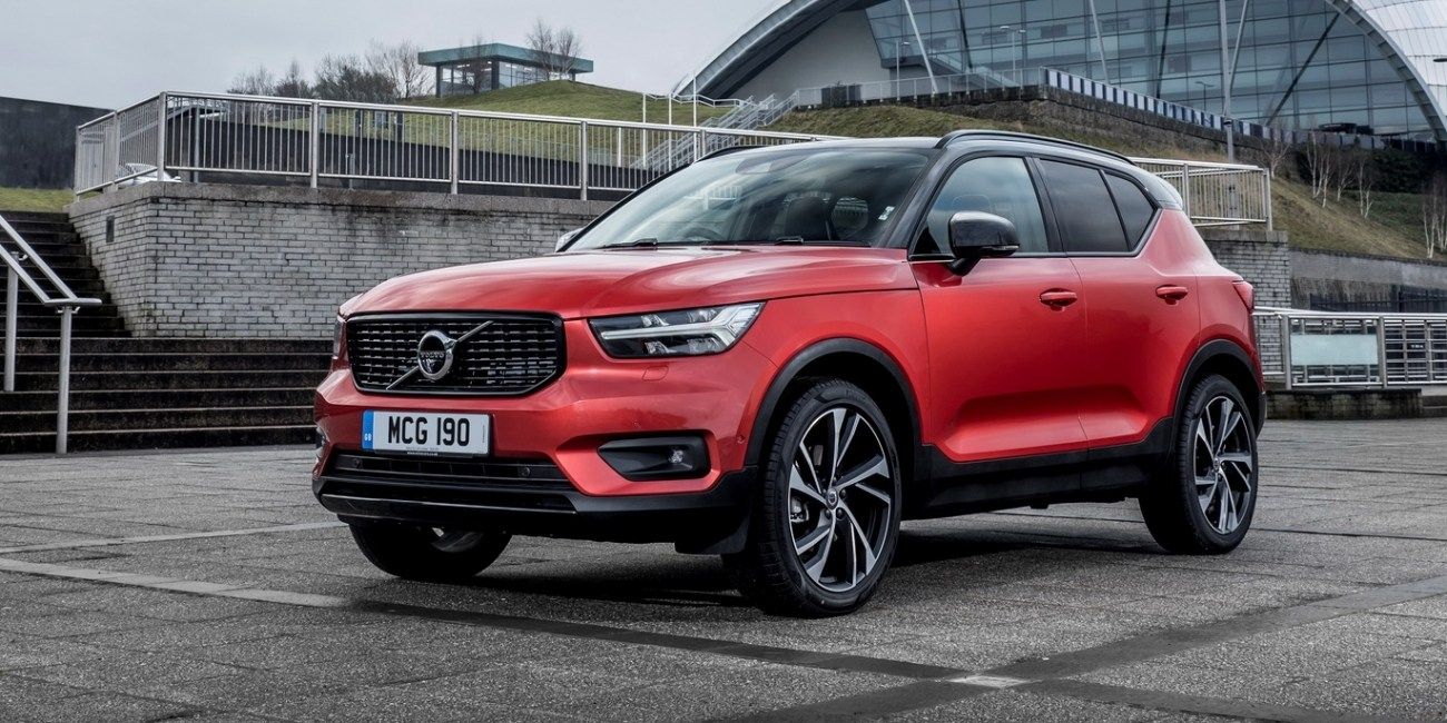 Красный volvo xc40