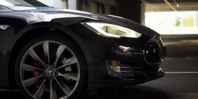 Tesla Model S развалилась на скорости 200 км/ч