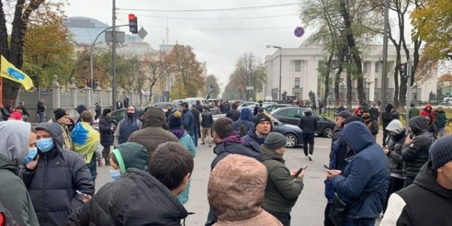 В центре Киева евробляхеры дерутся с полицией: перекрыто движение