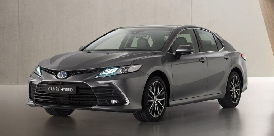 Toyota camry на белом фоне