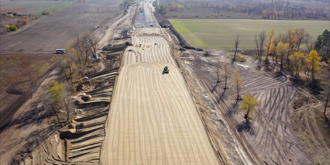 Бетонное шоссе. Американцы строят дороги. Строительство дорог на Украине. Трасса в мае.