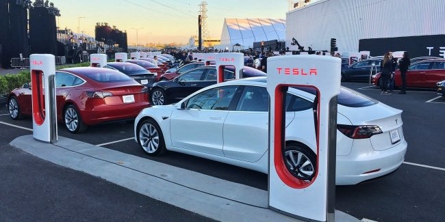 Tesla меняет тип батарей