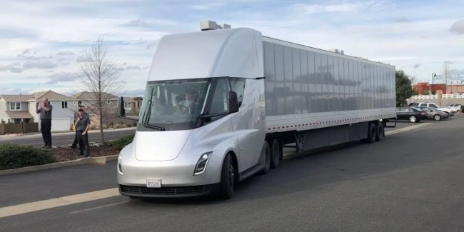 Tesla       Semi