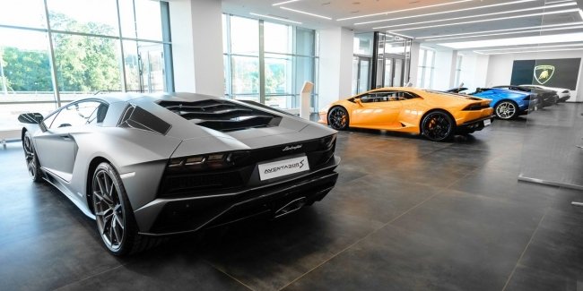 Lamborghini    V12:     
