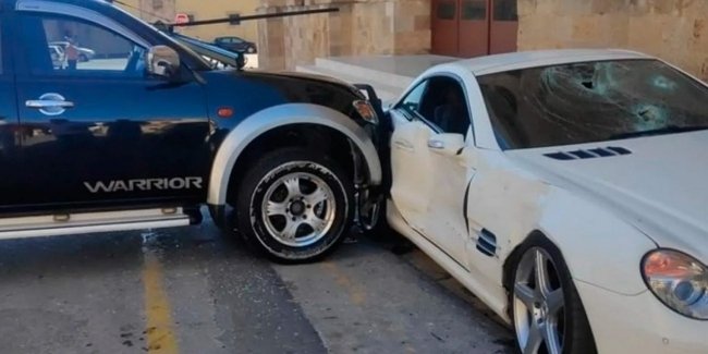 Полицейский на пикапе протаранил Mercedes своего начальника (видео)