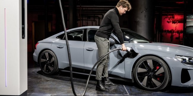 Audi e-tron GT:   