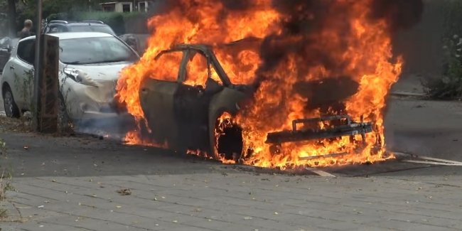 Счет открыт: первый Volkswagen ID.3 сгорел после зарядки (Видео)