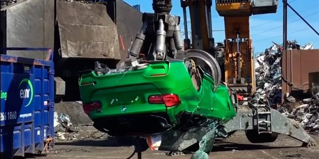 Собранный из угнанных машин BMW M3 раздавили краном (видео)