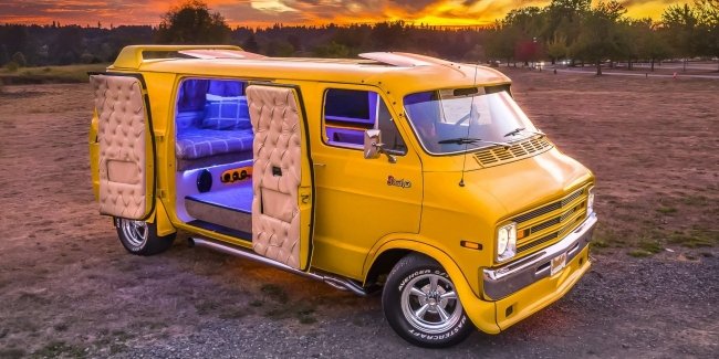 Dodge из 70-х с кроватью и мини-баром