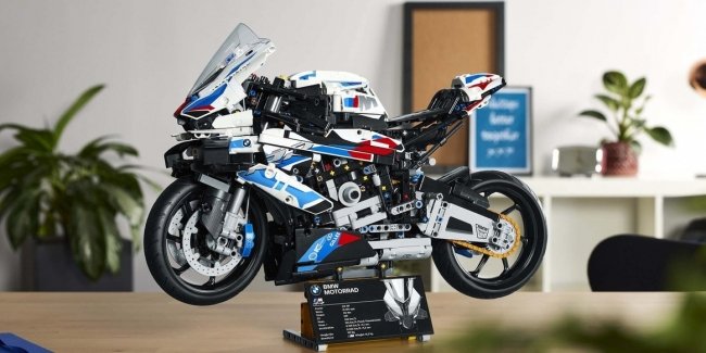 LEGO BMW M1000RR Technic Set