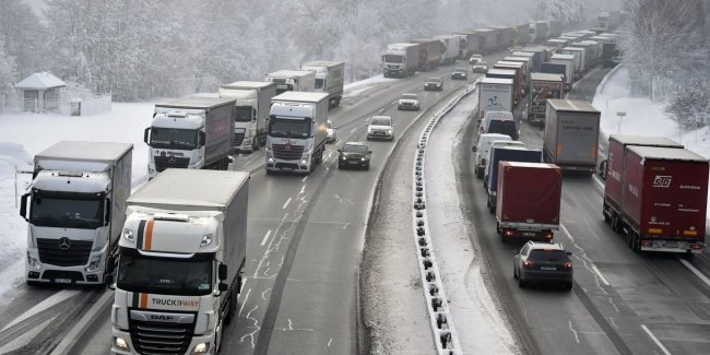 Киев ограничит въезд грузовиков из-за непогоды