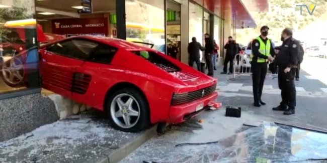 Пенсионер на Ferrari влетел в торговый центр (видео)