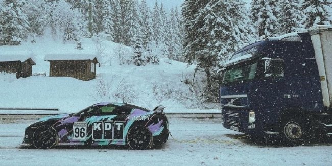 Давид и Голиаф: 1000-сильный суперкар Nissan GT-R вызволил фуру из снежного плена