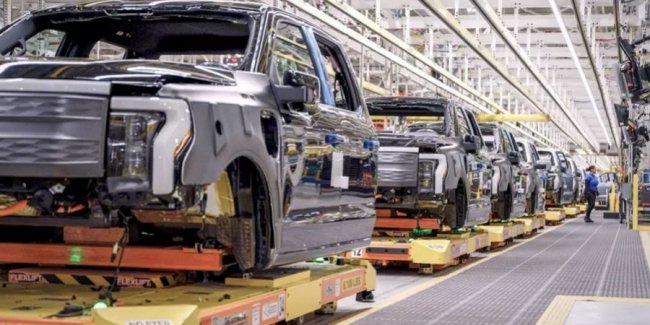 Ford зупиняє виробництво кількох моделей