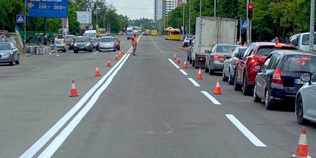 У Києві оновлюють розмітку доріг для транспорту та велосипедистів