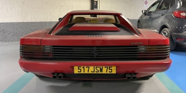 Культовий суперкар Ferrari Testarossa 19 років простояв занедбаним на паркінгу