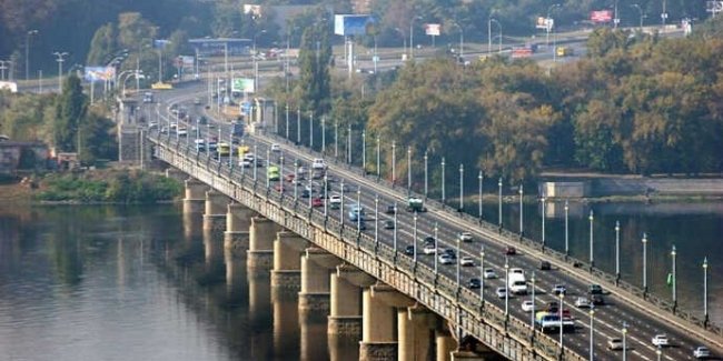 У Києві відновлюється автомобільний рух мостами Метро та Патона