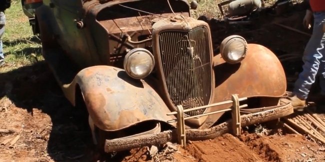 Забутий на 50 років старий Ford дістали з-під землі для реставрації