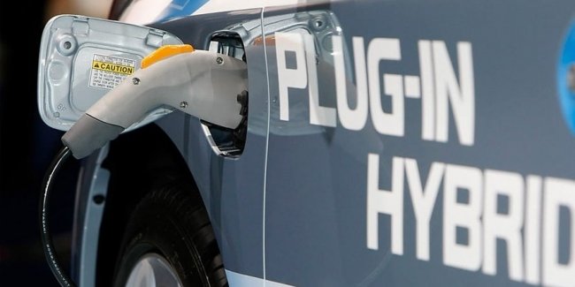 Продажі плагін-гибридів падають через зростання попиту на електромобілі