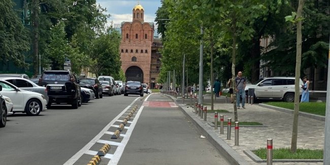 З осені в Україні велодоріжки відділятимуть бордюрами від автопарковок