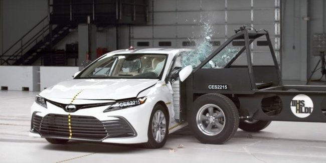 Нова Toyota Camry провалила краш-тест