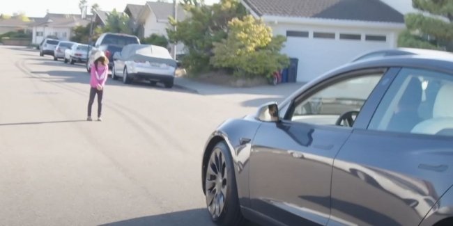 Фанат Tesla перевірив автопілот, поставивши на шляху авто справжню дитину