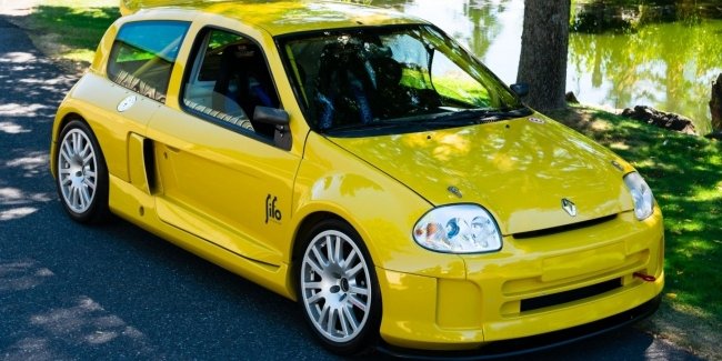 Гоночний Renault Clio з V6 на борту продали за рекордні $75 000