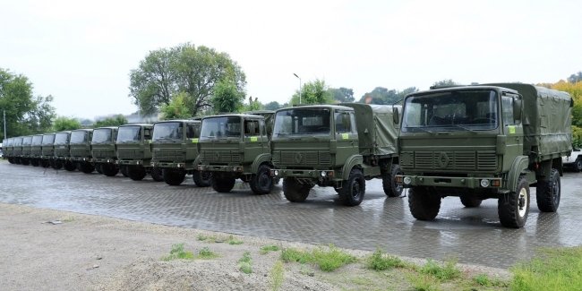 Влада Дніпра закупила та передала ЗСУ вантажівки підвищеної прохідності