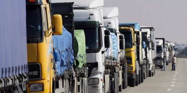 Аномальні черги вантажівок на кордоні з Польщею скоротились
