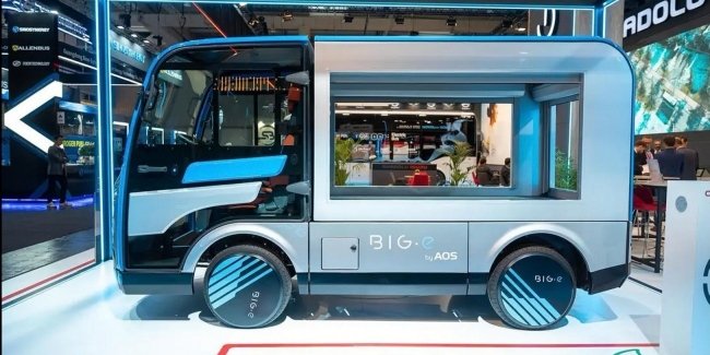 Anadolu Isuzu презентував фургон нового класу і 12-метровий електробус