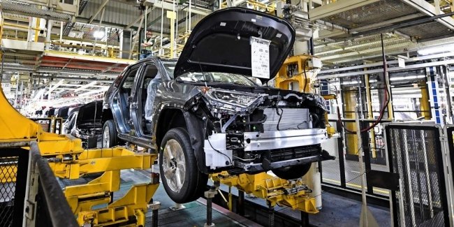 Toyota призупинить виробництво кросоверів RAV4