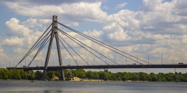 На мосту через Десенку в Києві частково обмежили рух